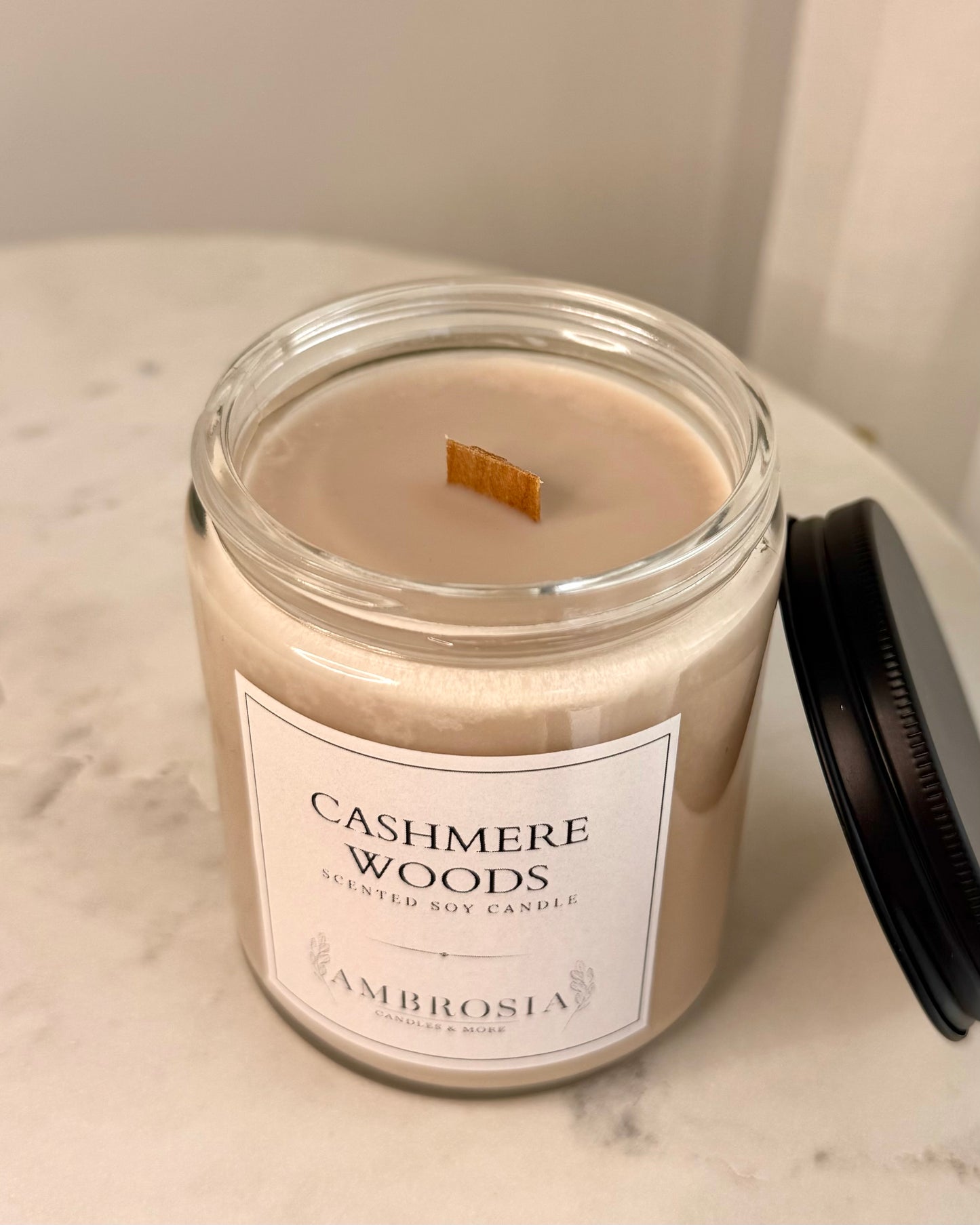 Cashmere Woods illatgyertya fa kanóccal