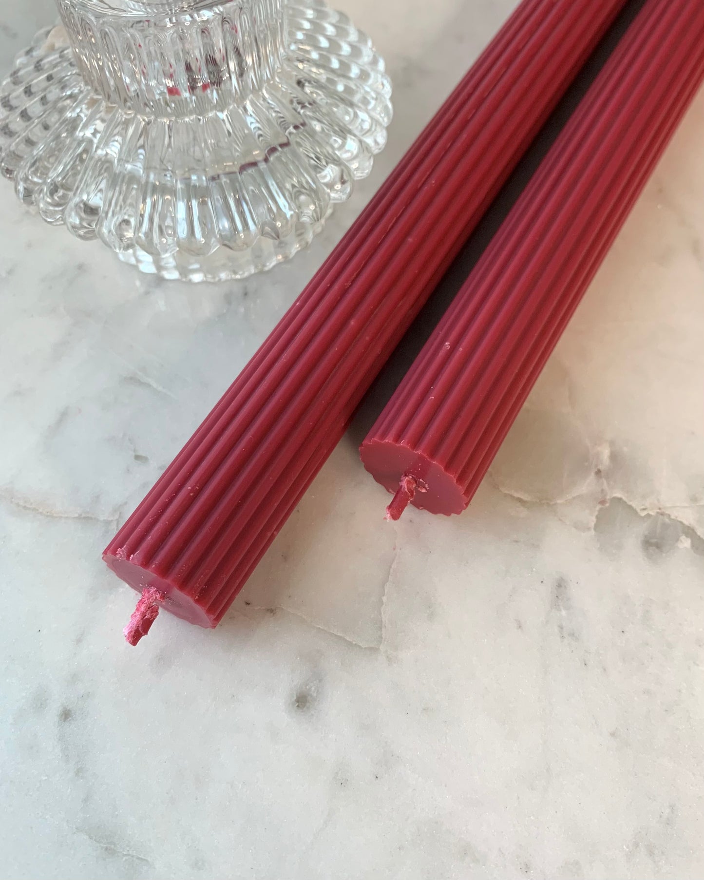 Piros hosszú bordázott gyertyák szettben