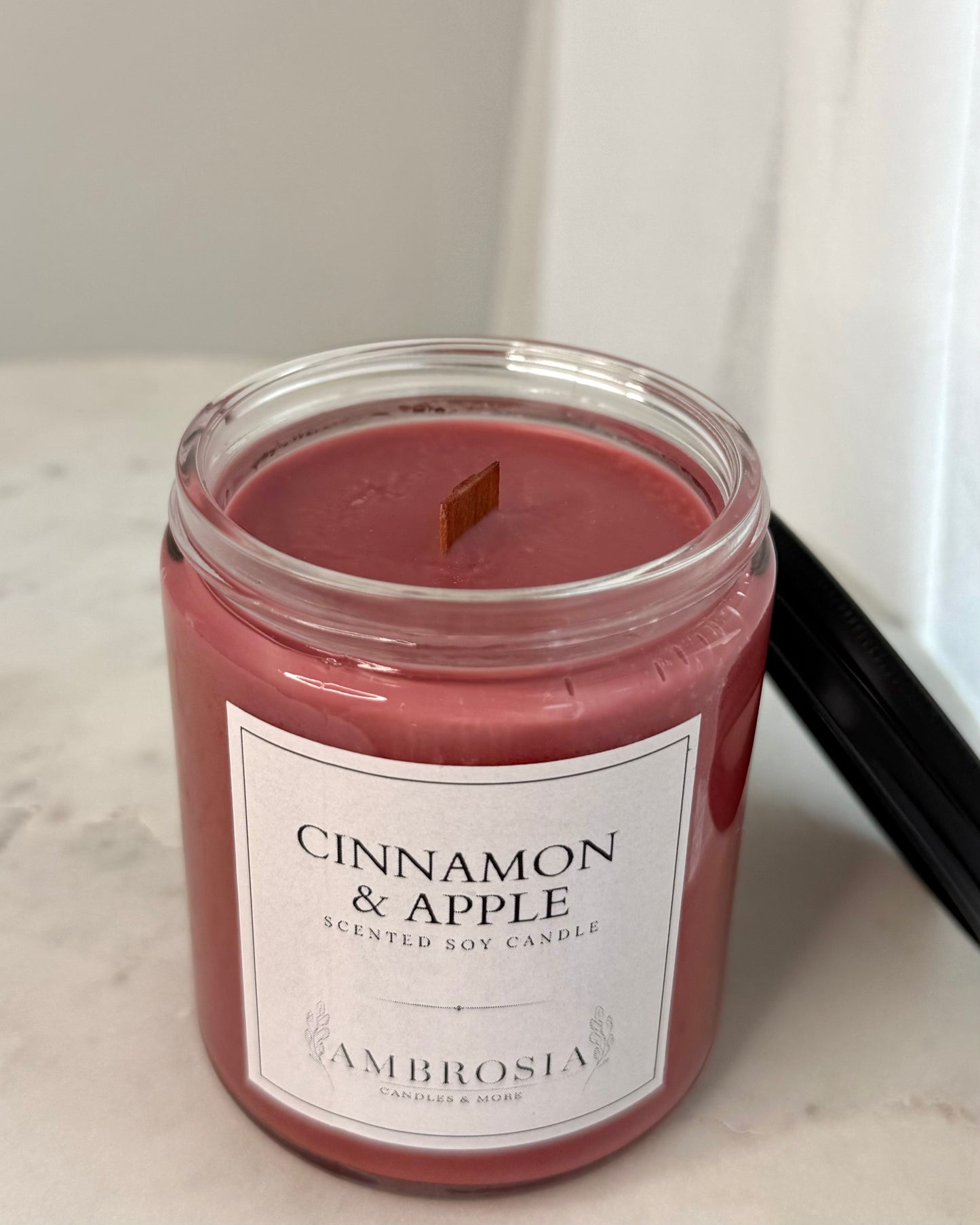 Cinnamon & Apple illatgyertya fa kanóccal