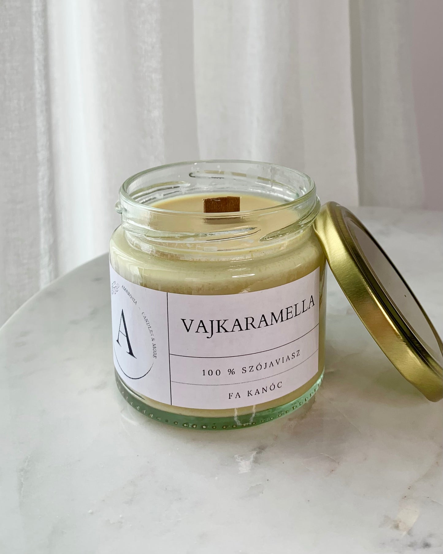 Vajkaramella illatgyertya fa kanóccal