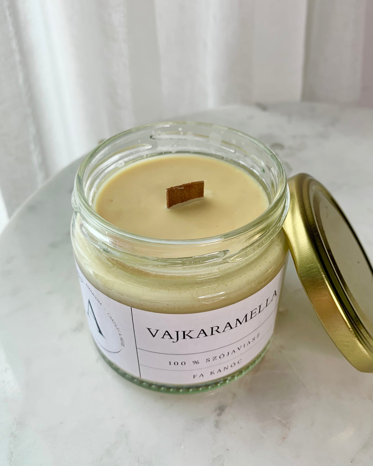 Vajkaramella illatgyertya fa kanóccal
