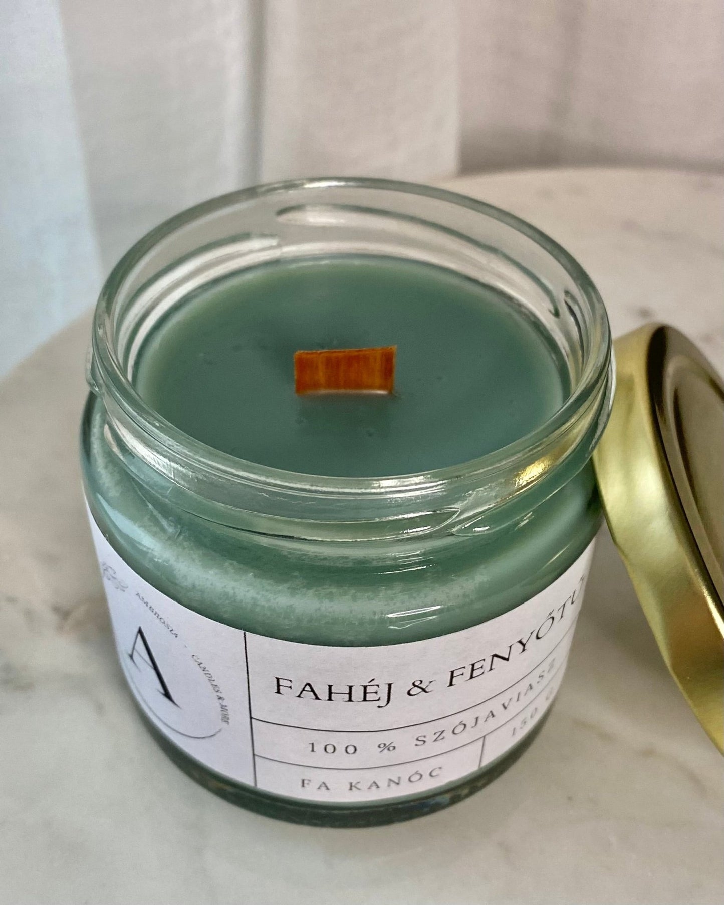 Fahéj és fenyőtű illatgyertya fa kanóccal - AMBROSIA Candles & More