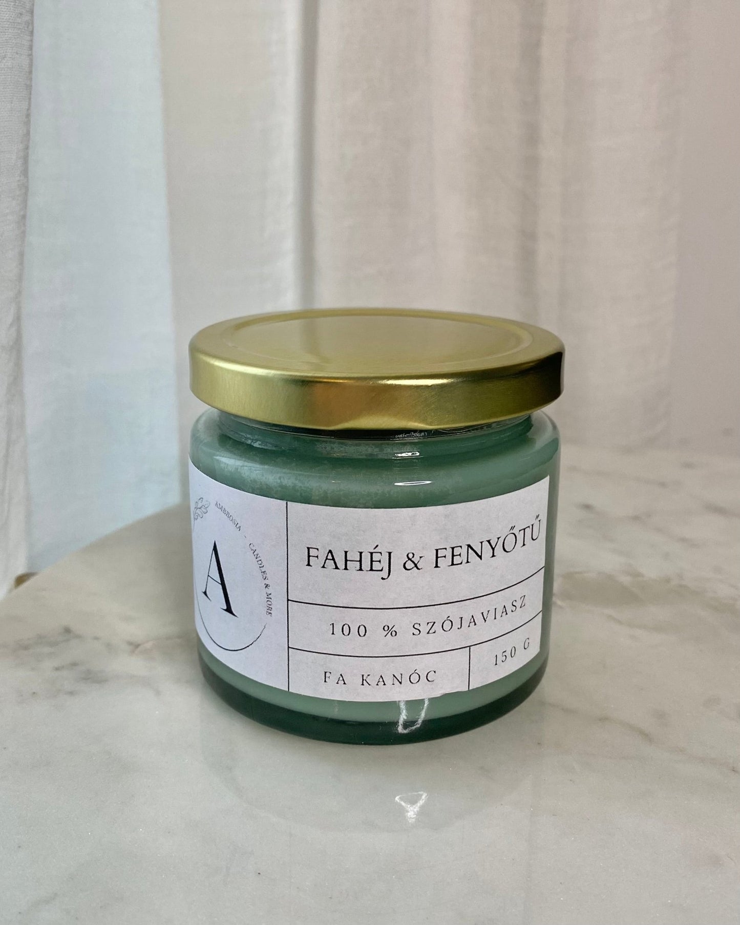 Fahéj és fenyőtű illatgyertya fa kanóccal - AMBROSIA Candles & More