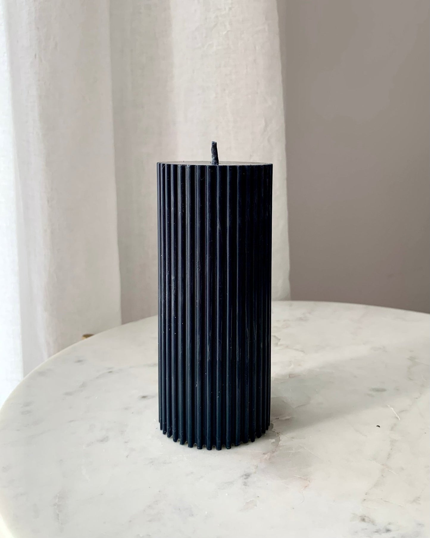 Fekete közepes oszlop gyertya - AMBROSIA Candles & More