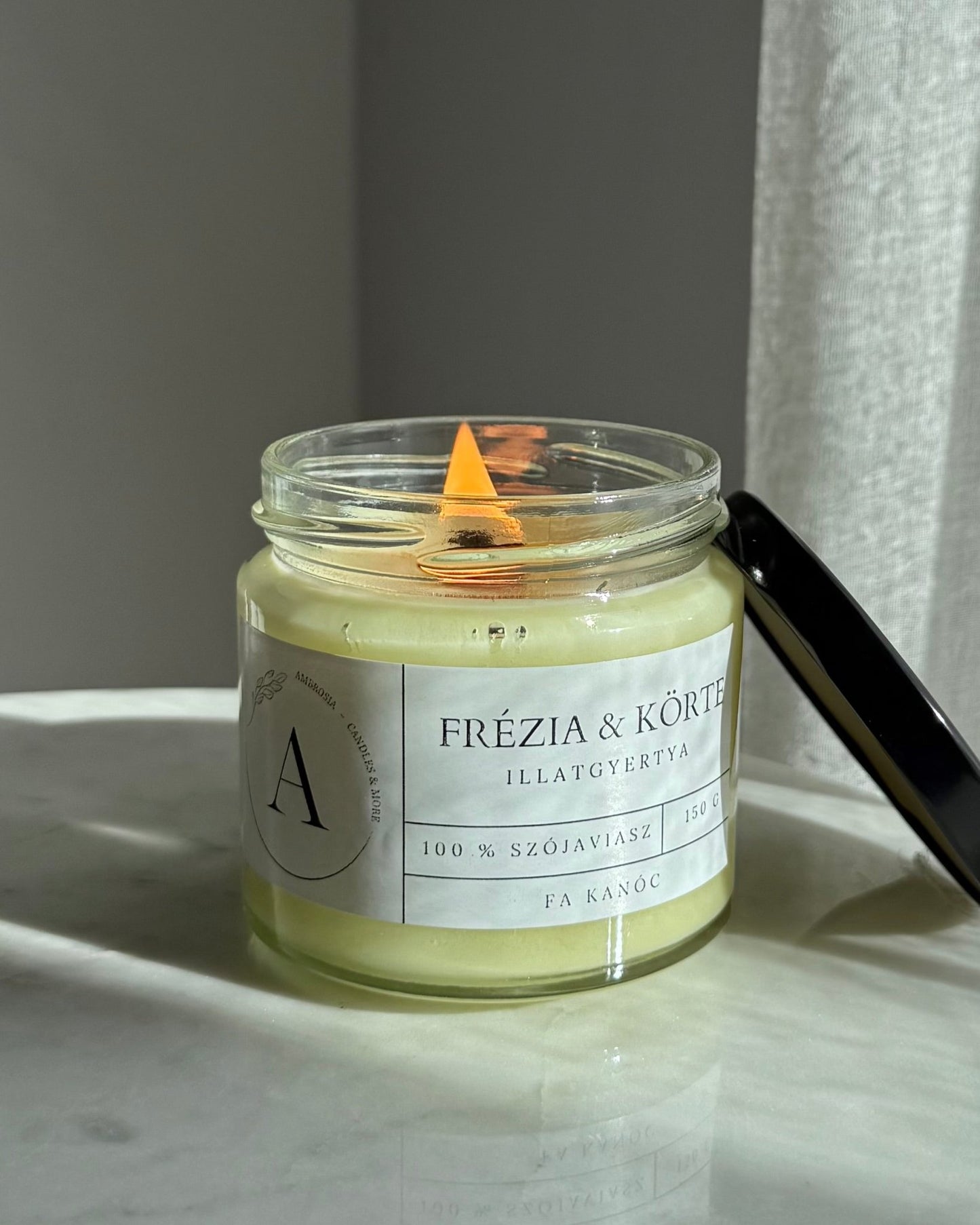 Frézia& körte illatgyertya fa kanóccal - AMBROSIA Candles & More