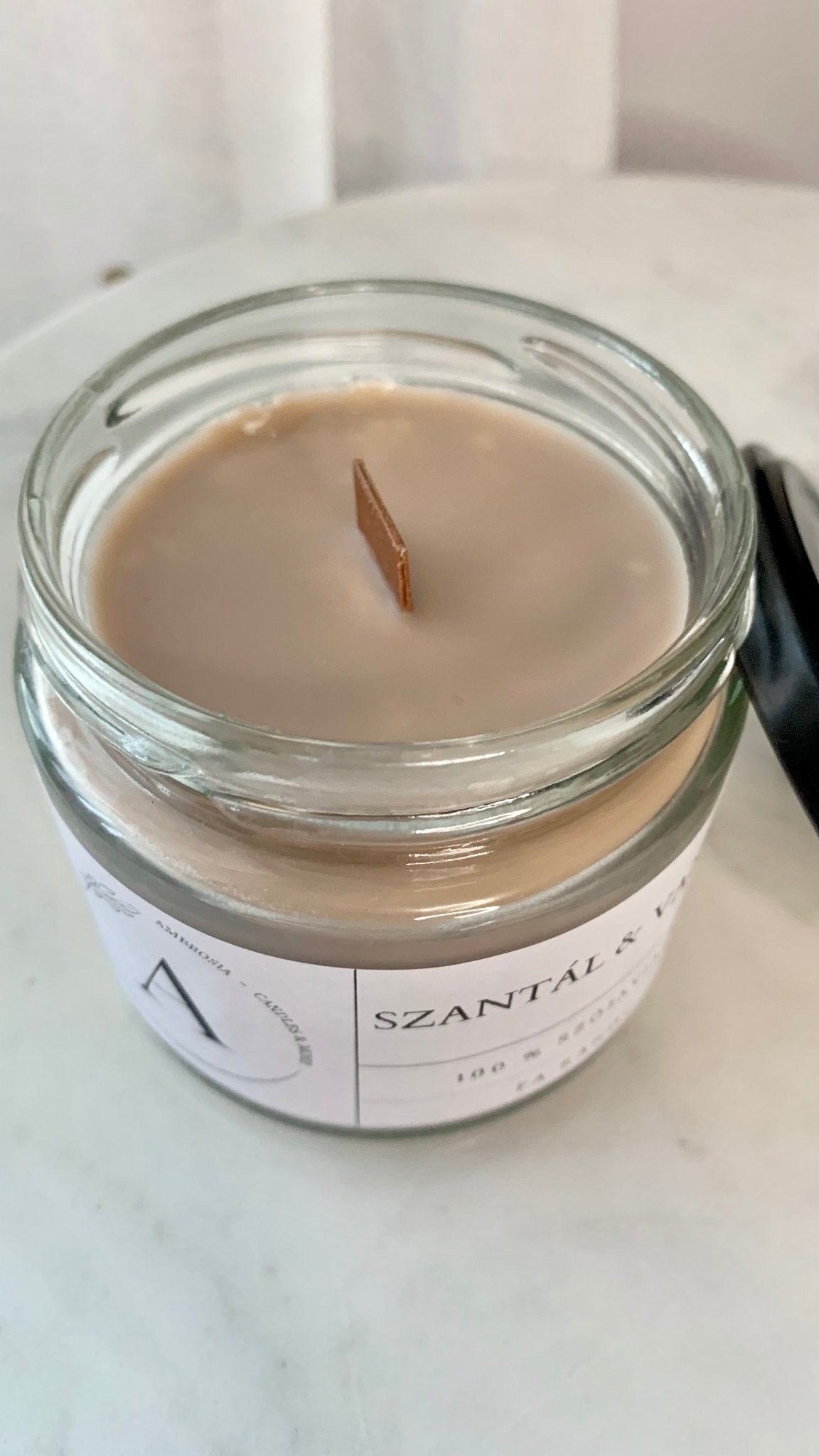 Szantál & vanília illatgyertya fa kanóccal - AMBROSIA Candles & More