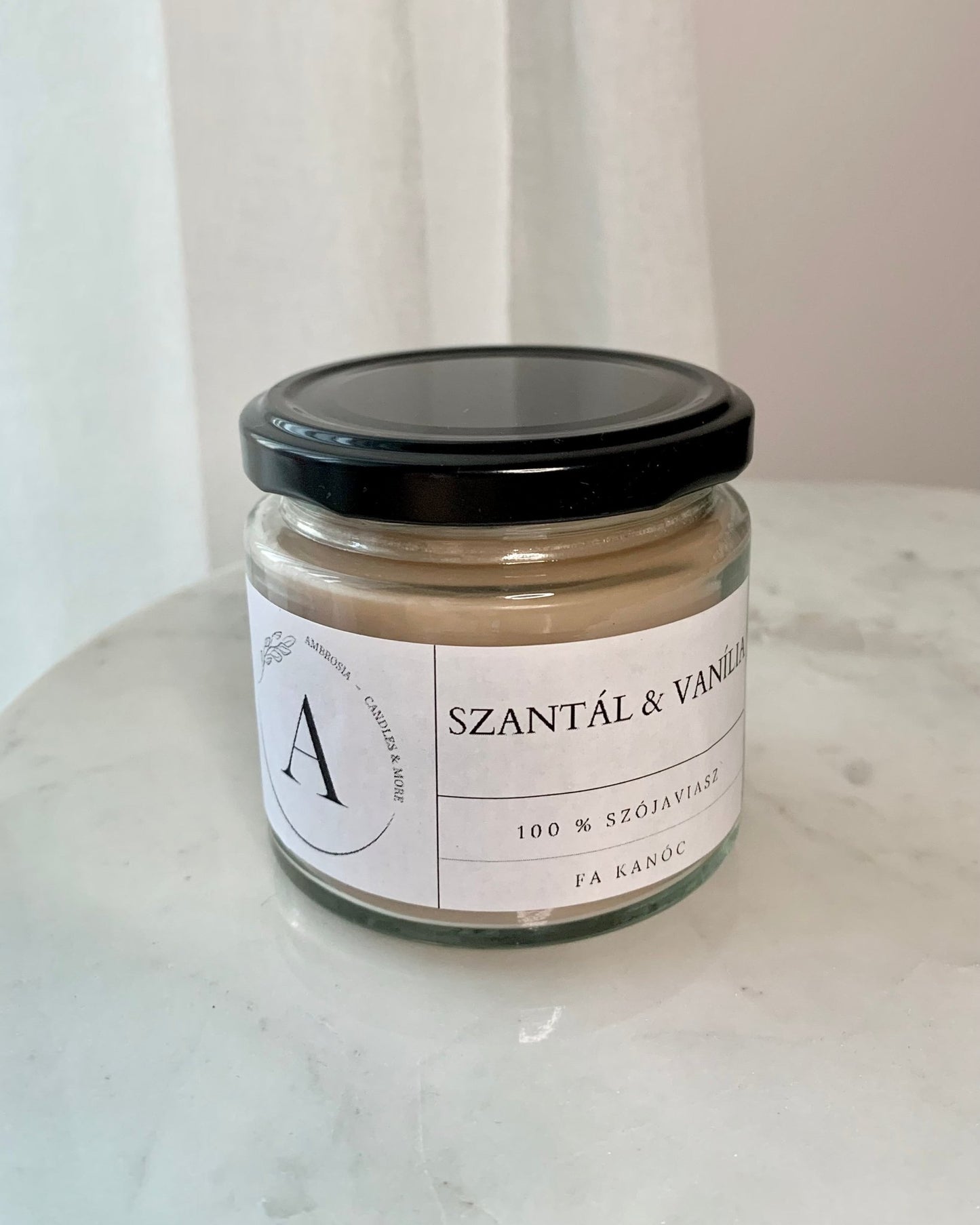 Szantál & vanília illatgyertya fa kanóccal - AMBROSIA Candles & More