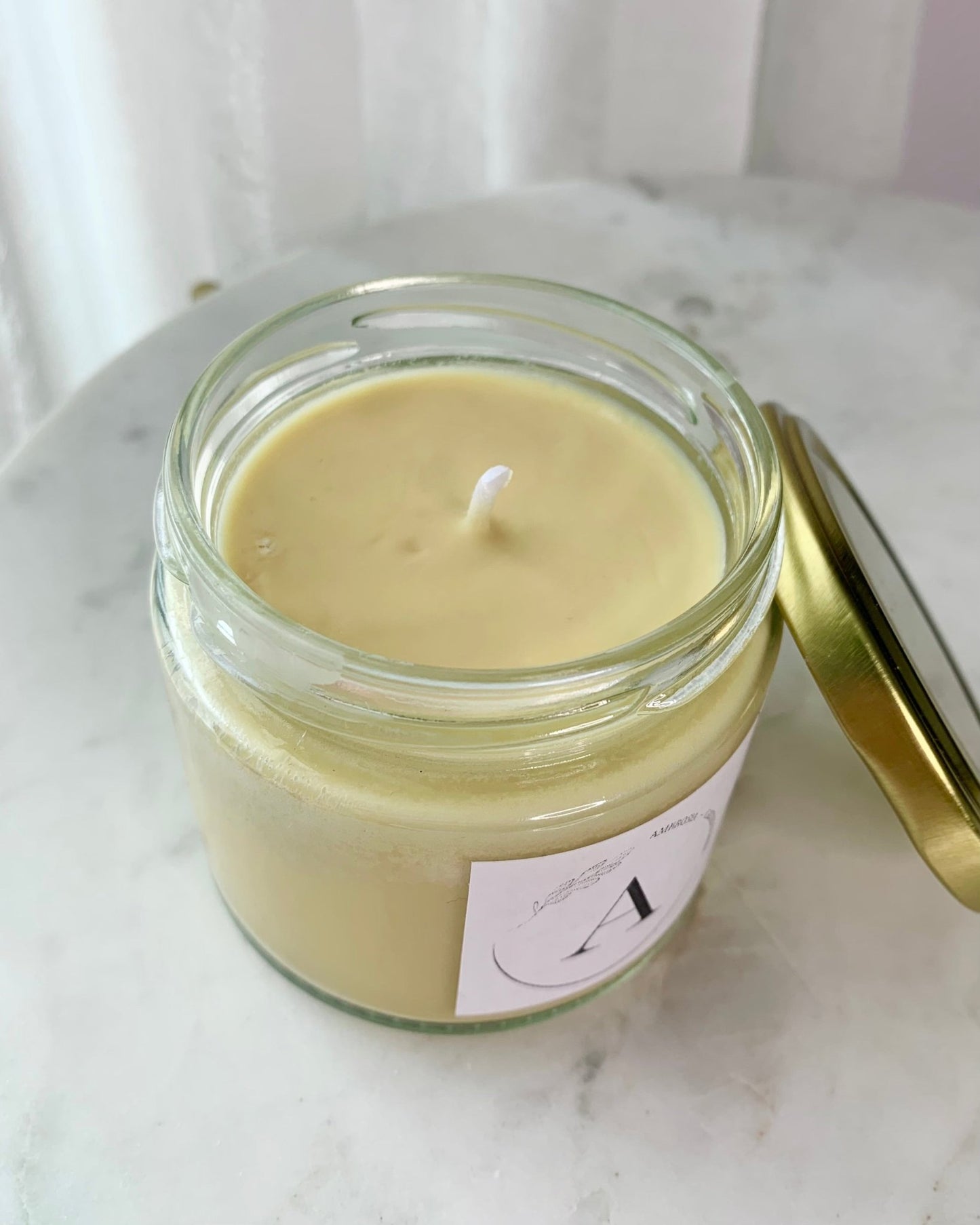 Vajkaramella illatgyertya pamut kanóccal - AMBROSIA Candles & More