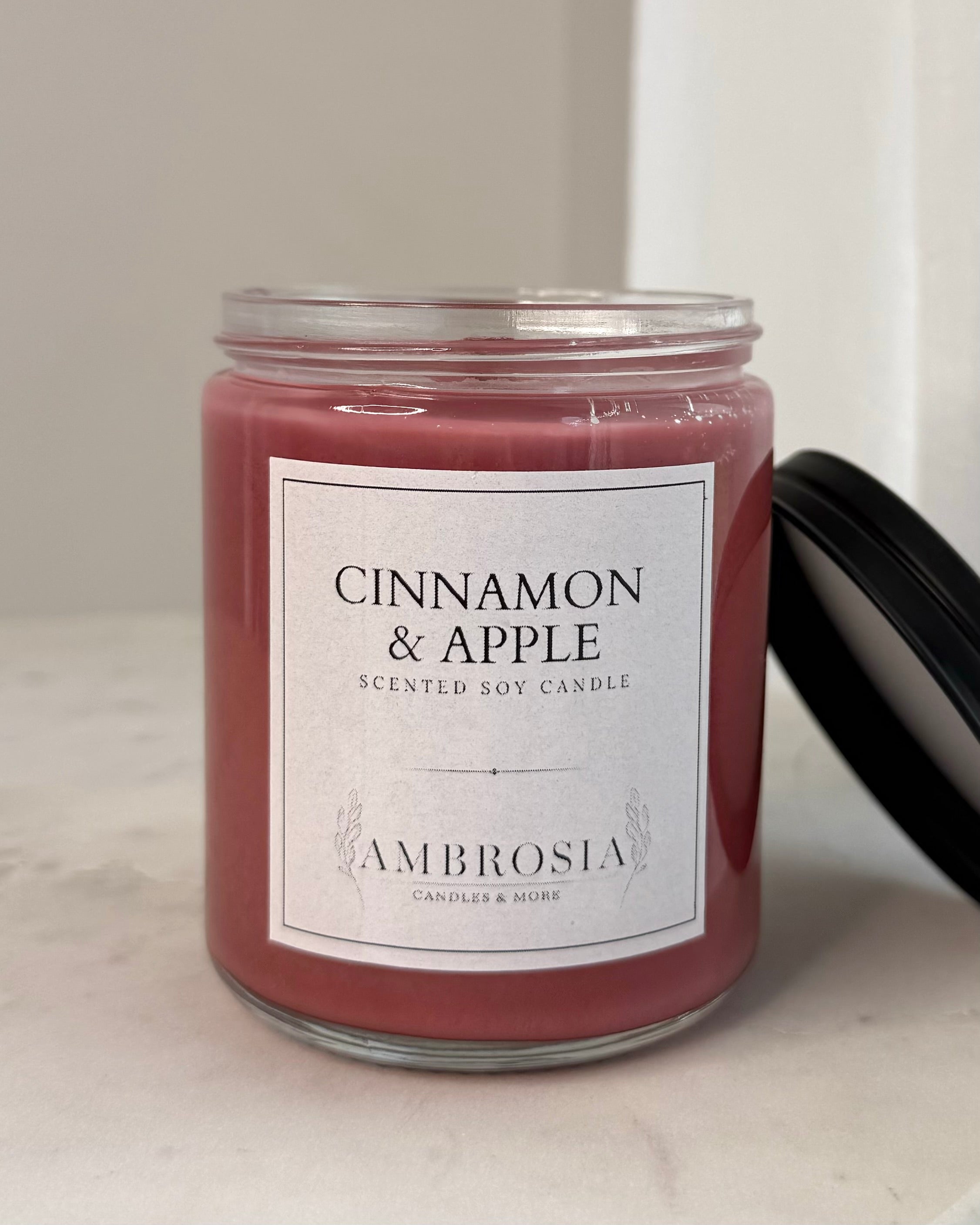 Cinnamon & Apple illatgyertya fa kanóccal