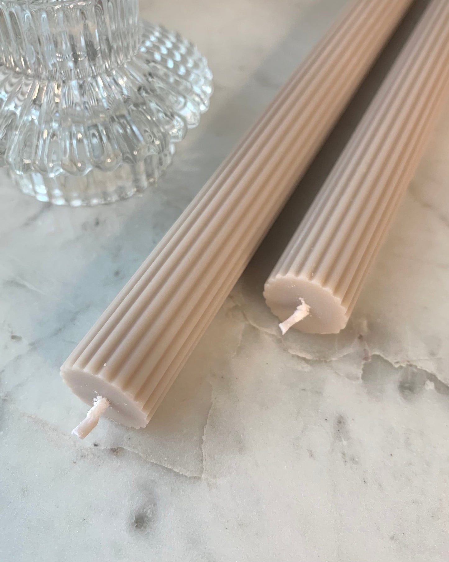 Bézs bordázott hosszú gyertyák szettben - AMBROSIA Candles & More