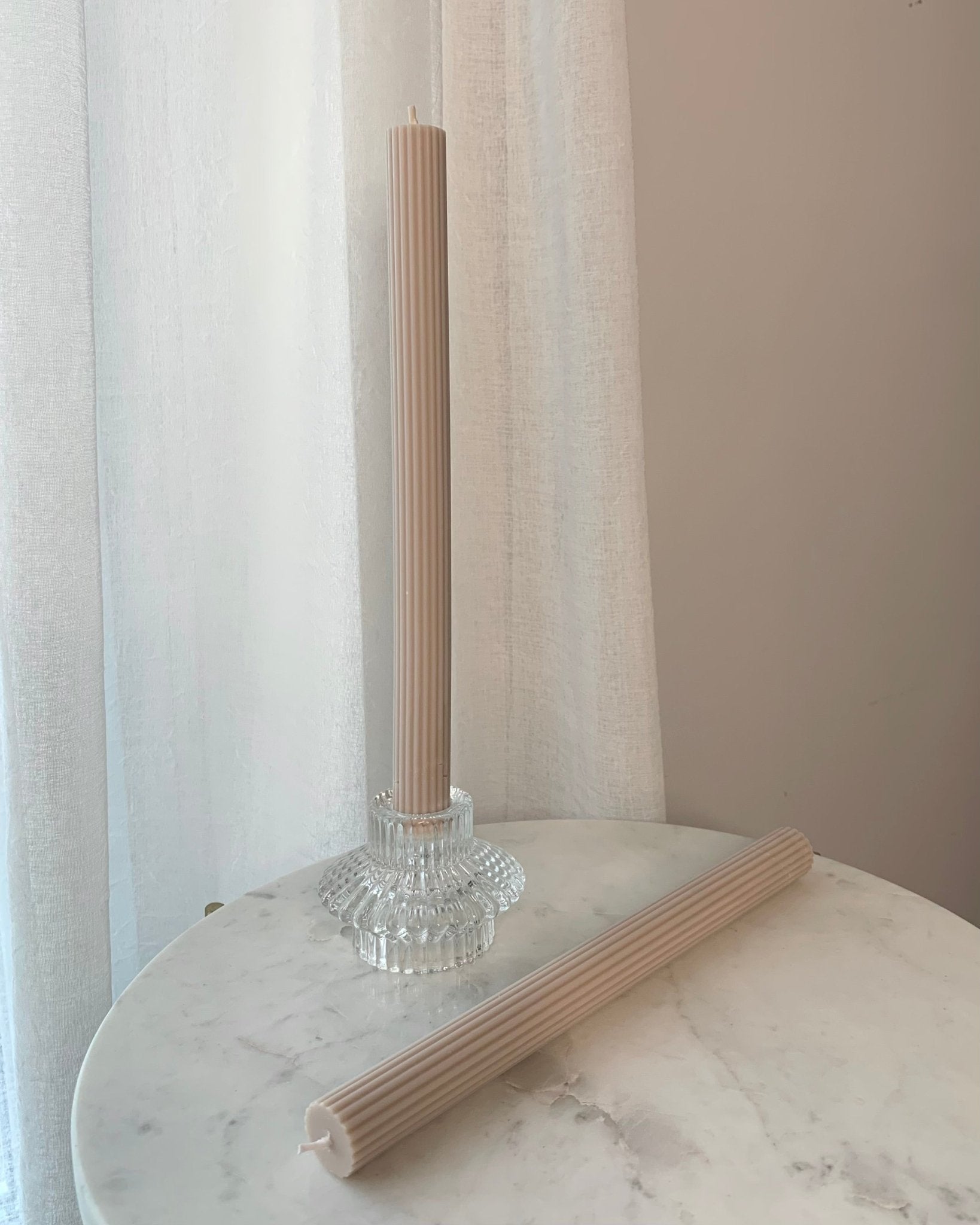 Bézs bordázott hosszú gyertyák szettben - AMBROSIA Candles & More