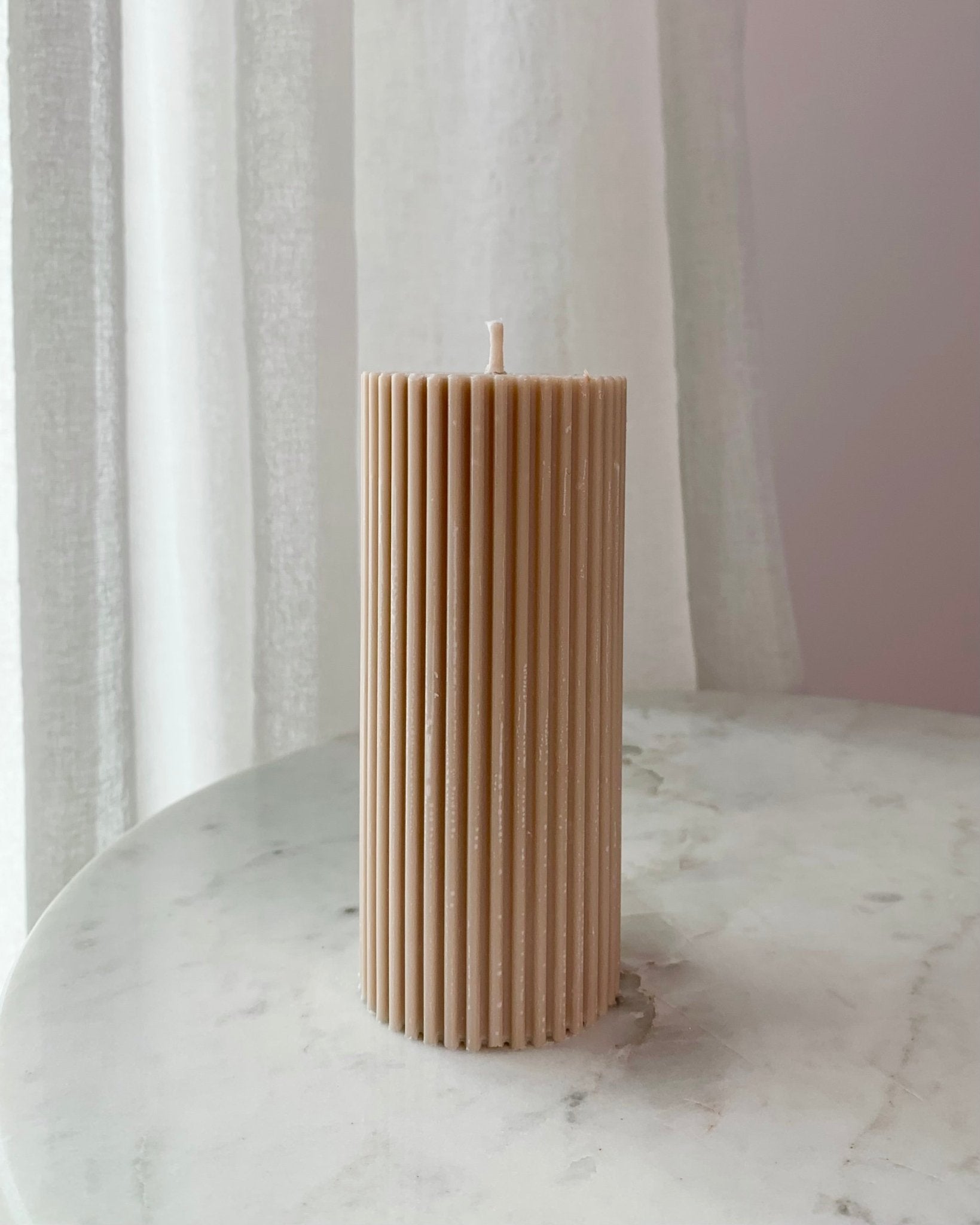 Bézs közepes oszlop gyertya - AMBROSIA Candles & More