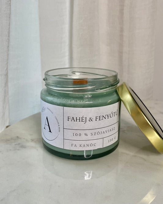 Fahéj és fenyőtű illatgyertya fa kanóccal - AMBROSIA Candles & More