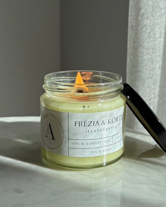 Frézia& körte illatgyertya fa kanóccal - AMBROSIA Candles & More