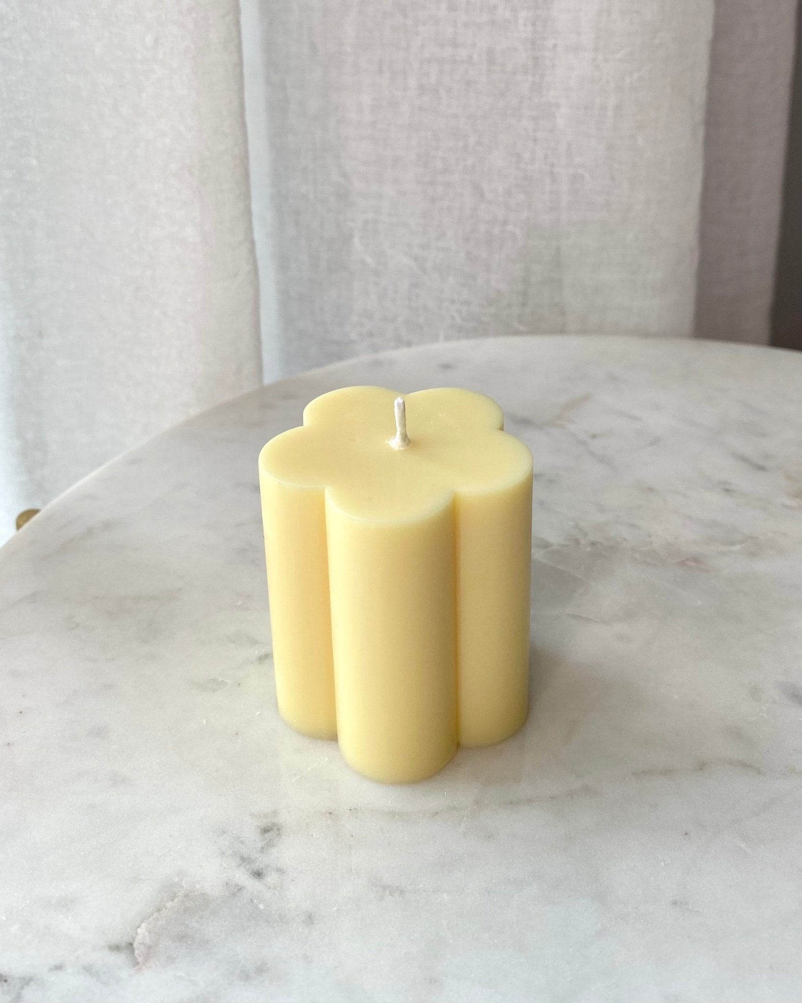 Sárga kis virág gyertya - AMBROSIA Candles & More