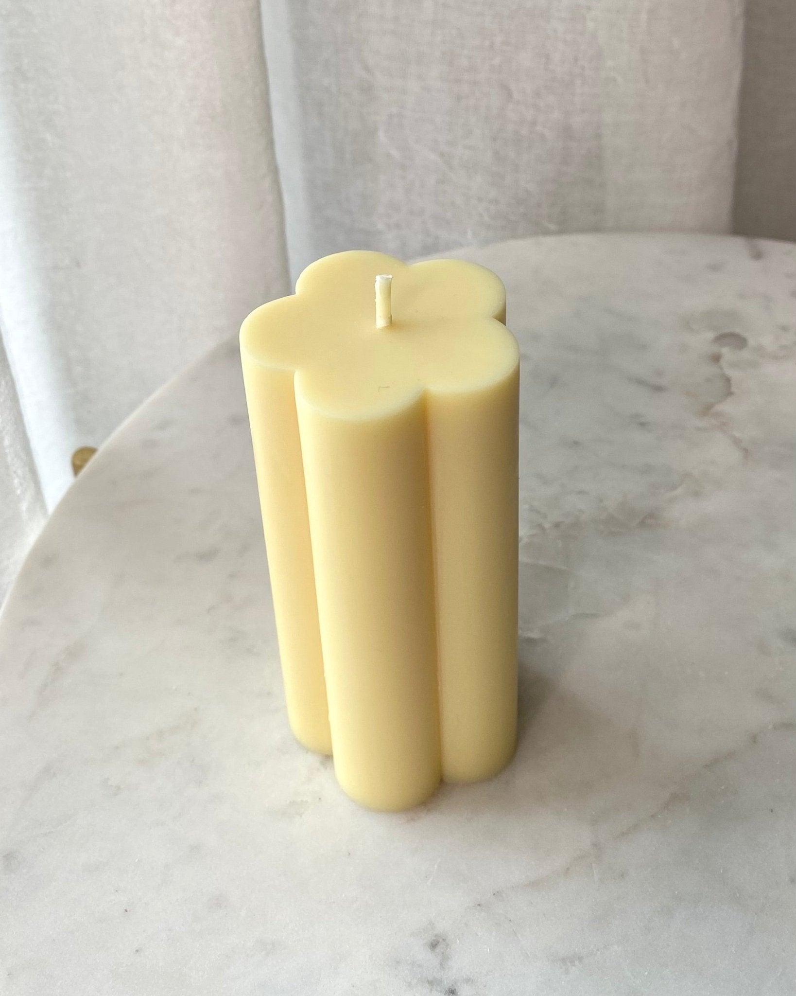 Sárga nagy virág gyertya - AMBROSIA Candles & More