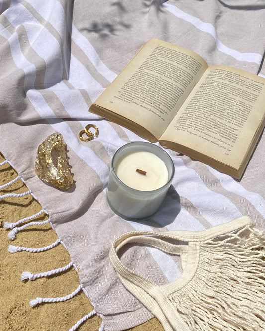 Soleil Blanc illatgyertya prémium üvegben fa kanóccal - AMBROSIA Candles & More